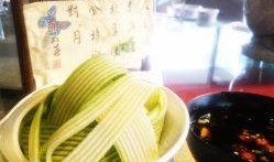 网红小刀刀吃瓜图片